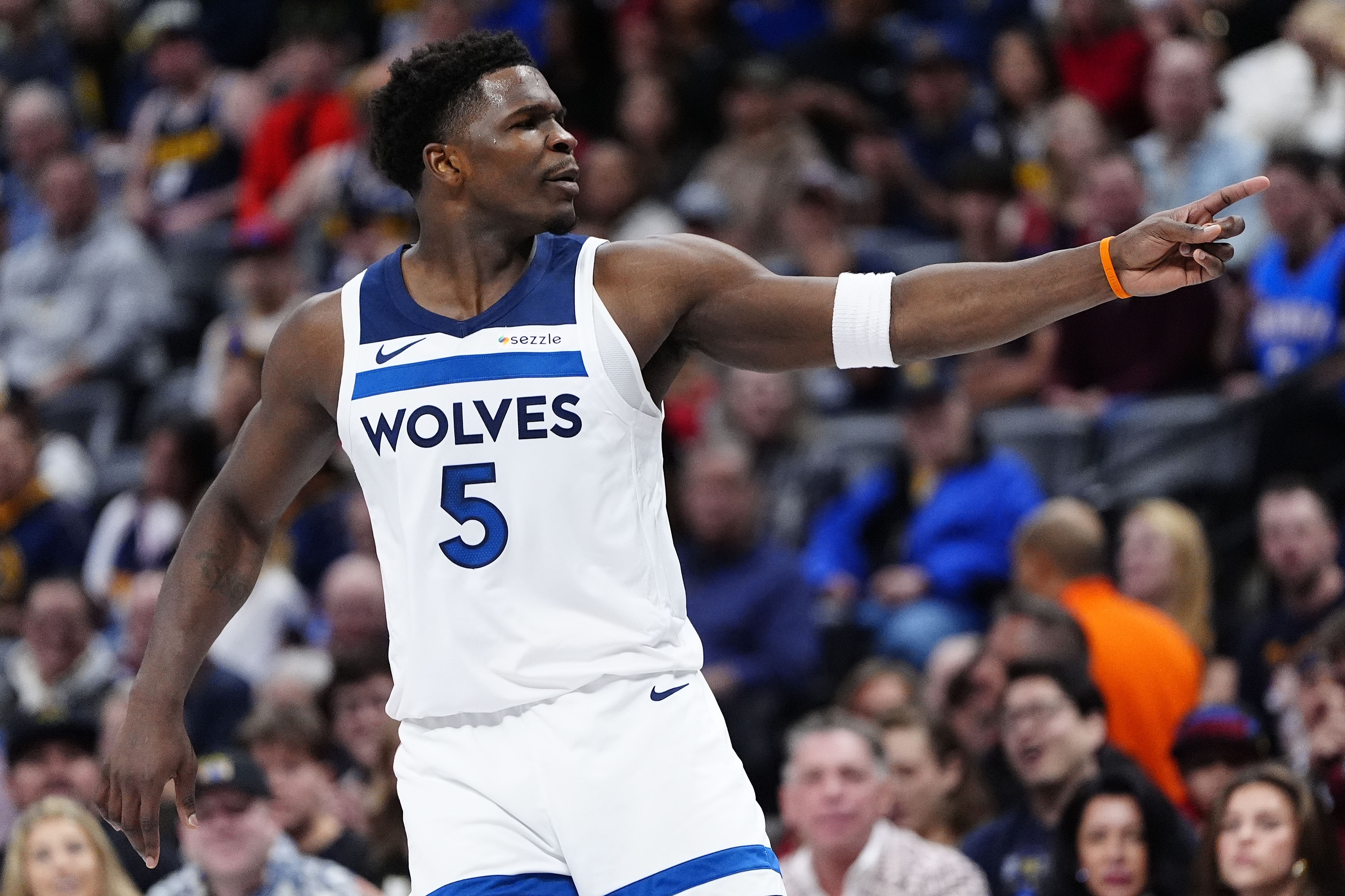 足球直播平台-爱德华兹：我和队友说前面你们来 最后几分钟把球交给我就行