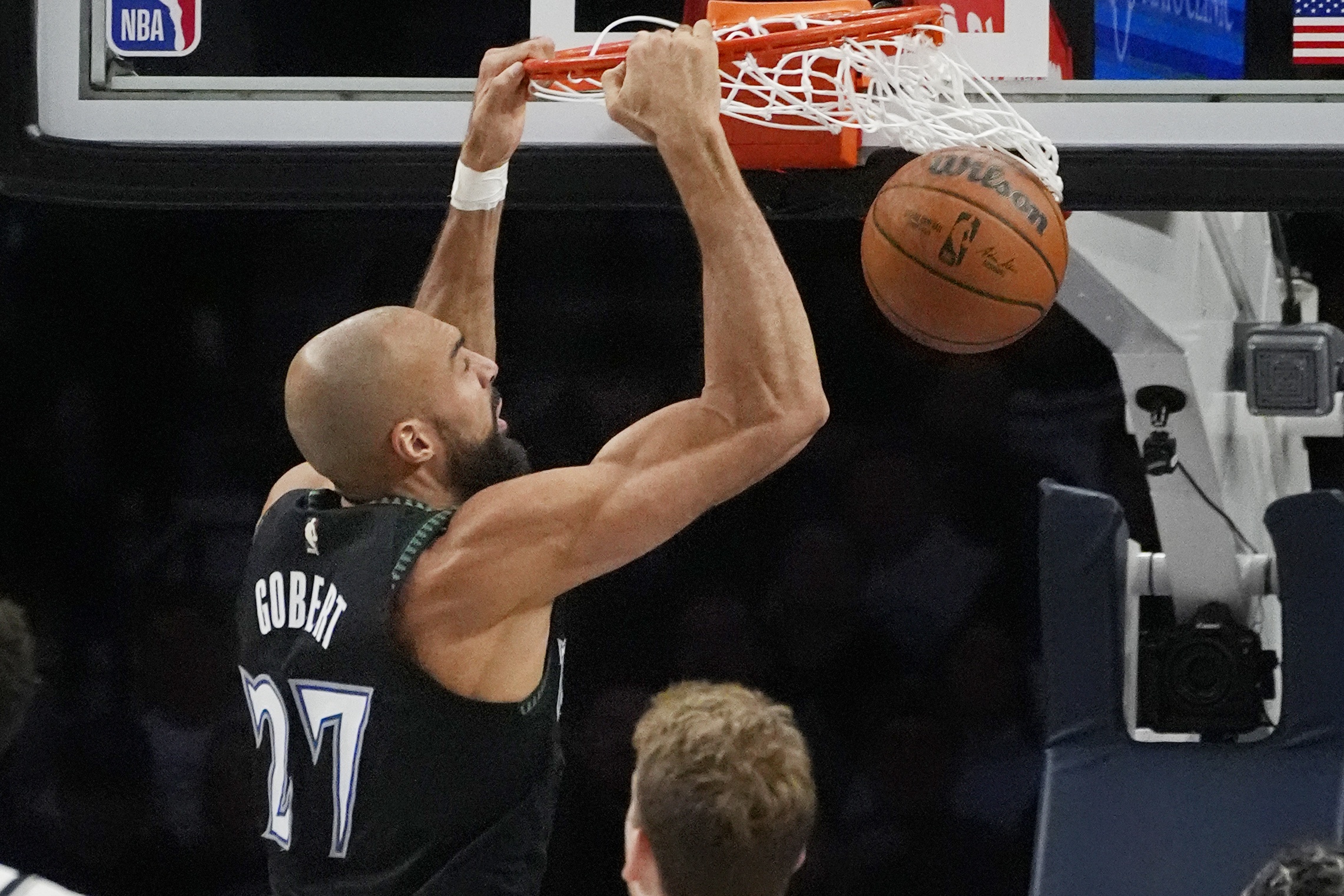 实时比分查询-多扣几次就成奥尼尔了！戈贝尔8中5得15分2助1断2帽 爆抢17板